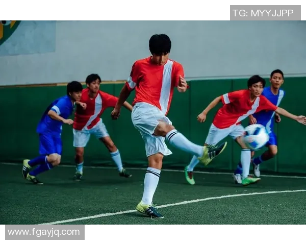 两位足球巨星携手合影展现默契与实力，共同演绎绿茵场上的辉煌瞬间