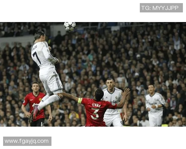 全球足坛巅峰之选：盘点历史上十大传奇足球巨星的辉煌足迹